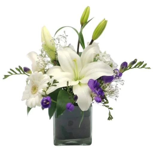 Florero con flores lilium lirios y gerberas en blanco lite